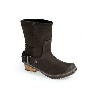 LAST CALL! Sorel Slimshortie Boots Size 9.5